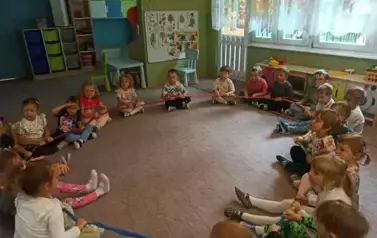 Dzieci w czasie zabawy z gumą sensoryczną.