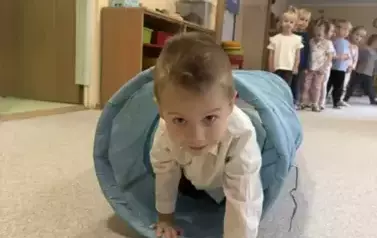 Chłopiec wychodzący z tunelu animacyjnego.