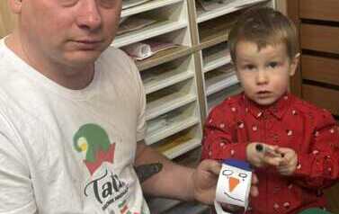 Chłopiec i tata prezentujący ozdobę. 
