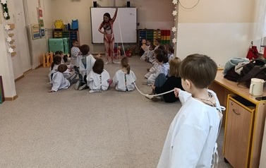 Prezentowanie długści jelit za pomocą sznurka