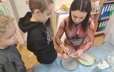 Zakąłdanie dziecku gipsu na palec