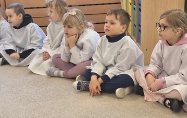 Przedszkolaki w fartuchach medycznych