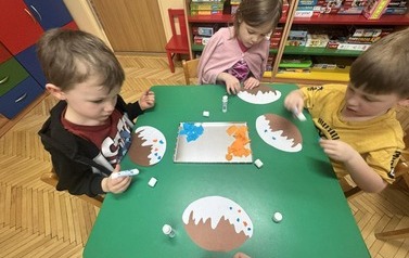 Przedszkolaki wykonujące pracę plastyczną