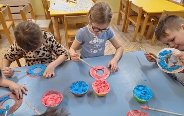 Dzieci wykonujace pracę plastyczną