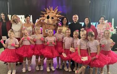 Grupowe zdjęcie uczestniczek gali