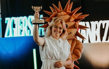 Pani Dyrektor trzymająca puchar
