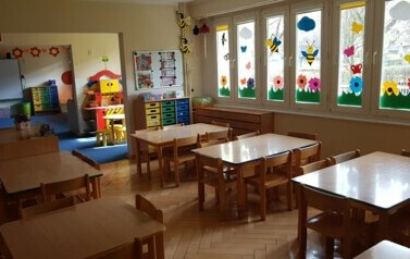 zdjęcie stolik&oacute;w w sali przedszkolnej
