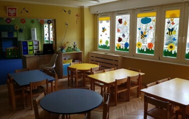 zdjęcie kolorowych stolik&oacute;w i krzeseł w sali 