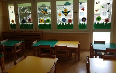 zdjęcie kolorowych stolik&oacute;w i krzeseł w sali 