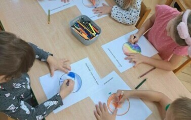 praca plastyczna -dzieci z grupy 3 przekształcają kropkę 