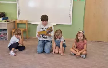 Gość czytający zagadki
