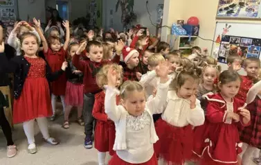 Śpiewanie piosenki dla Mikołaja przez dzieci