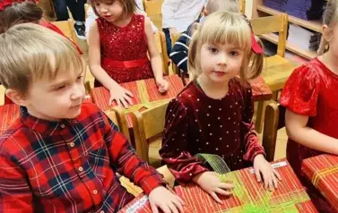 Dzieci trzymają prezenty otrzymane od Mikołaja
