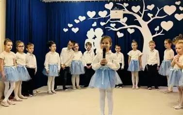 Dziewczynka zaprasza do koncertu