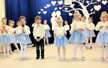 Dzieci z Grupy 3 stoją na środku sceny i recytują wierszyki