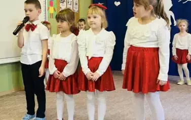 Dzieci z grupy 2 recytują wierszyki