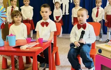 Inscenizacja - dzieci siedzą przy stolikach 