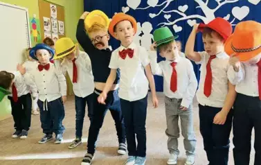 Występ chłopc&oacute;w z grupy 2 w kolorowych kapeluszach