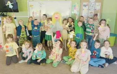 Zdjęcie grupowe Średniak&oacute;w z małymi kukiełkami marzanny