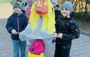 Dzieci z Grupy 3 idą z kukłą marzanny na spacer