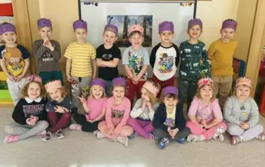 zdjęcie grupowe dzieci w koronach na głowie