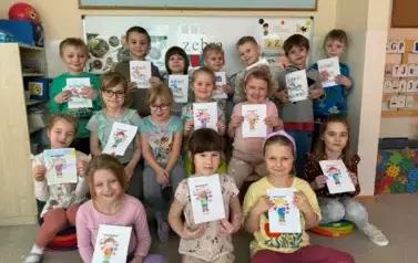 zdjęcie grupowe dzieci z laurkami