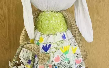 Zajączek z wypchanej skarpety w sukience w kwiaty i koszyczkiem w łapie