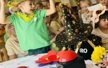 Chłopiec unoszący ręce w geście radości