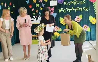 Dziewczynka odbierająca nagrodę od jury