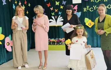 Dziewcznynka po odberaniu nagrody od jury