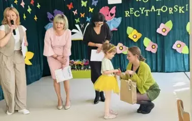 Wręczenie nagrody dziewczynce przez jury