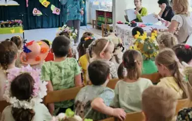 Prowadząca ogłaszająca obrady jury