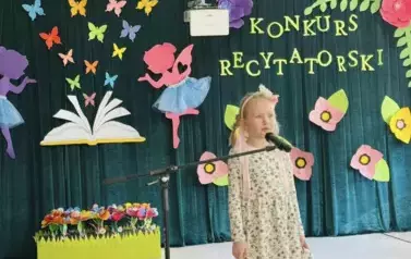 Dziewczynka recytująca wiersz