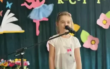 Dziewczynka recytująca wiersz