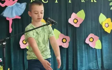 Przedszkolak recytujący wiersz