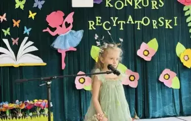 Dziewczynka recytująca wiersz