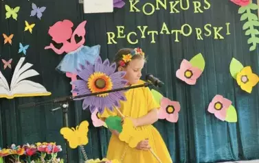 Dziewczynka recytująca wiersz