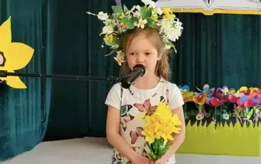 Dziewczynka recytująca wiersz
