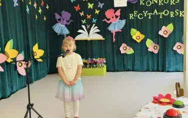 Dziewczynka recytująca wiersz