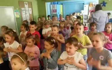 Przedszkolaki tańczą przy muzyce zespołu
