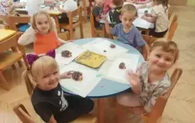 Dzieci w czasie wykonywania pracy technicznej "Jeż"