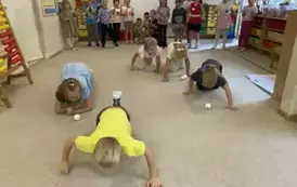 Dzieci w czasie konkurencji "Wyścig kulek styropianowych".
