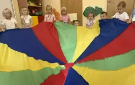 Dzieci w czasie zabawy z chustą animacyjną.