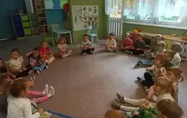 Dzieci w czasie zabawy z gumą sensoryczną.
