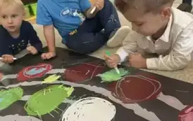 Dzieci rysujące po macie.