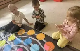 Dzieci rysujące po macie.
