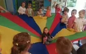 Dzieci w czasie zabawy z chustą animacyjną.