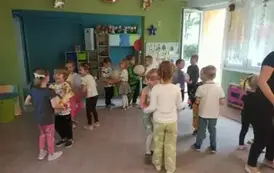 Dzieci tańczące w parach z balonami.