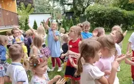 Zabawy z bańkami mydlanymi w ogrodzie przedszkolnym.