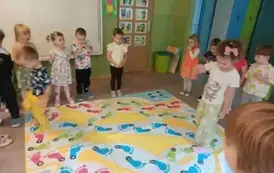 Dziewczynka w czasie zabawy "Wyścig st&oacute;p"